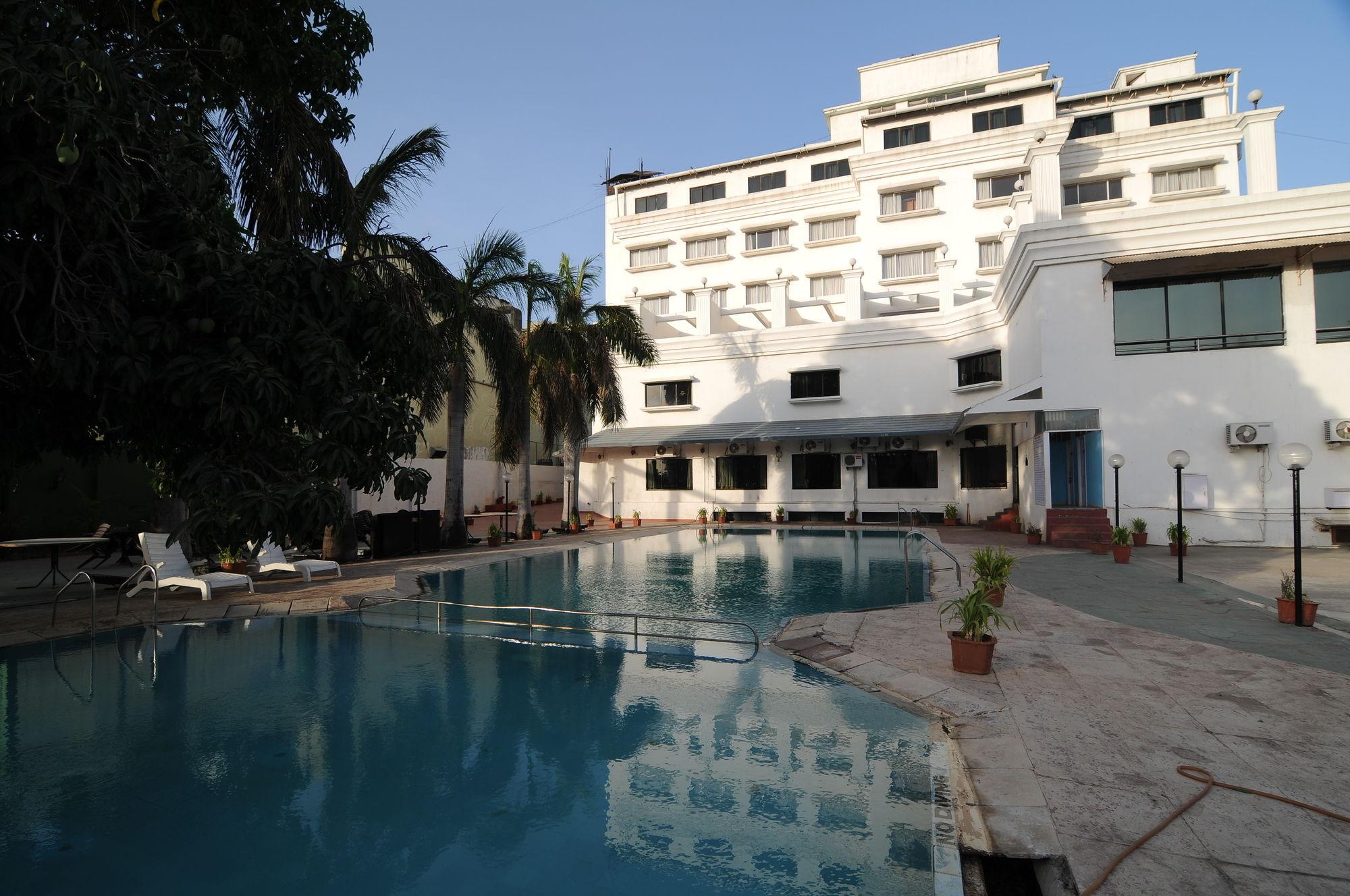 Quality Inn Regency, Nashik Bagian luar foto