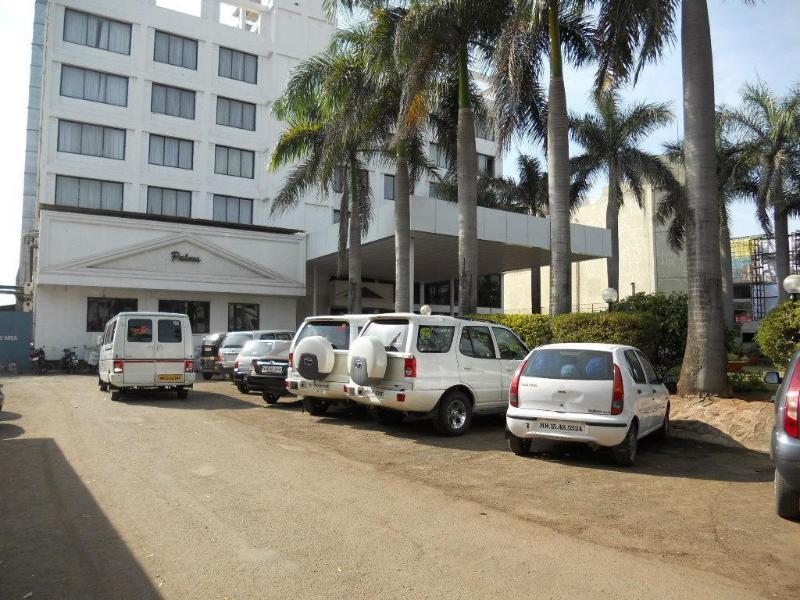 Quality Inn Regency, Nashik Bagian luar foto