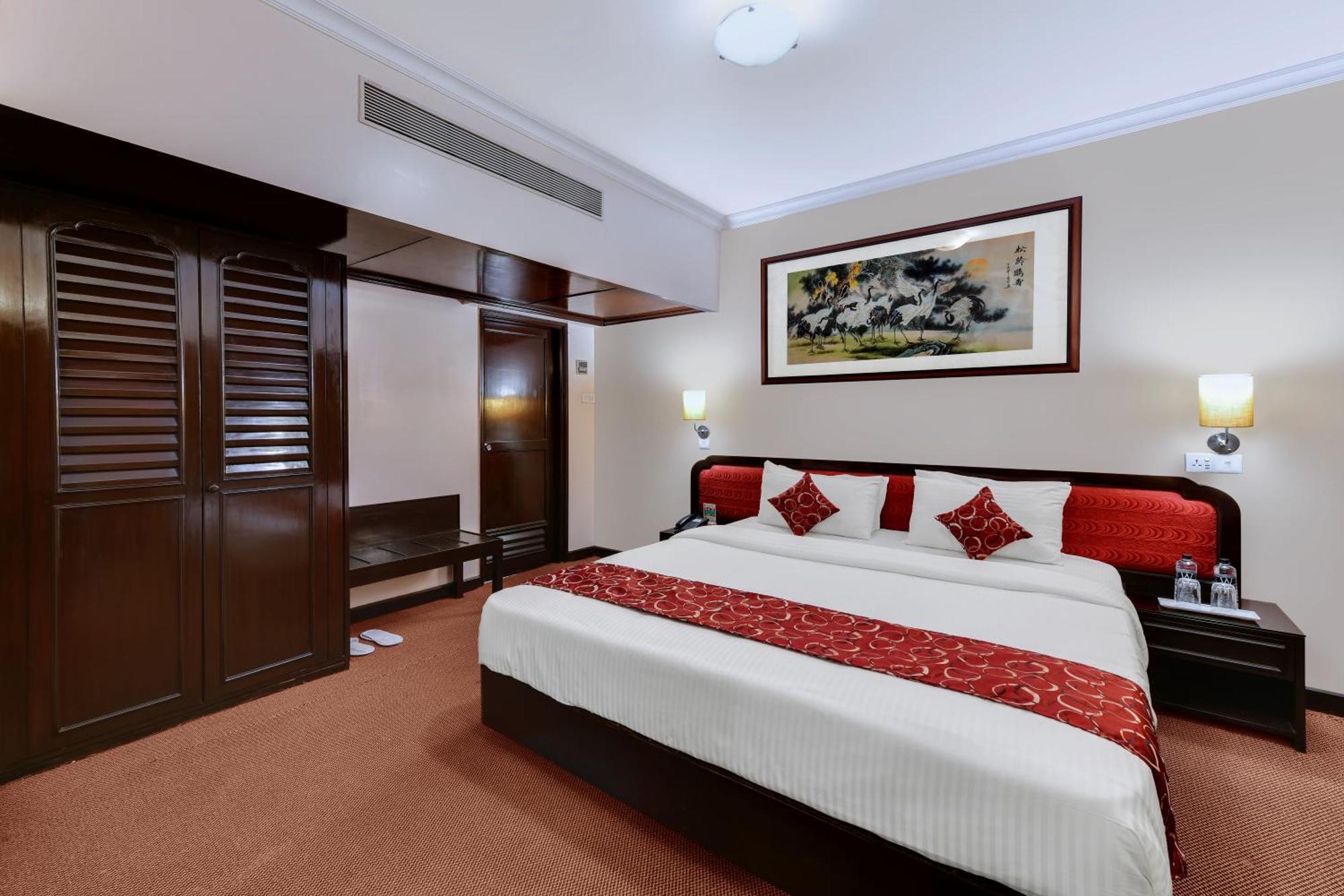Quality Inn Regency, Nashik Bagian luar foto