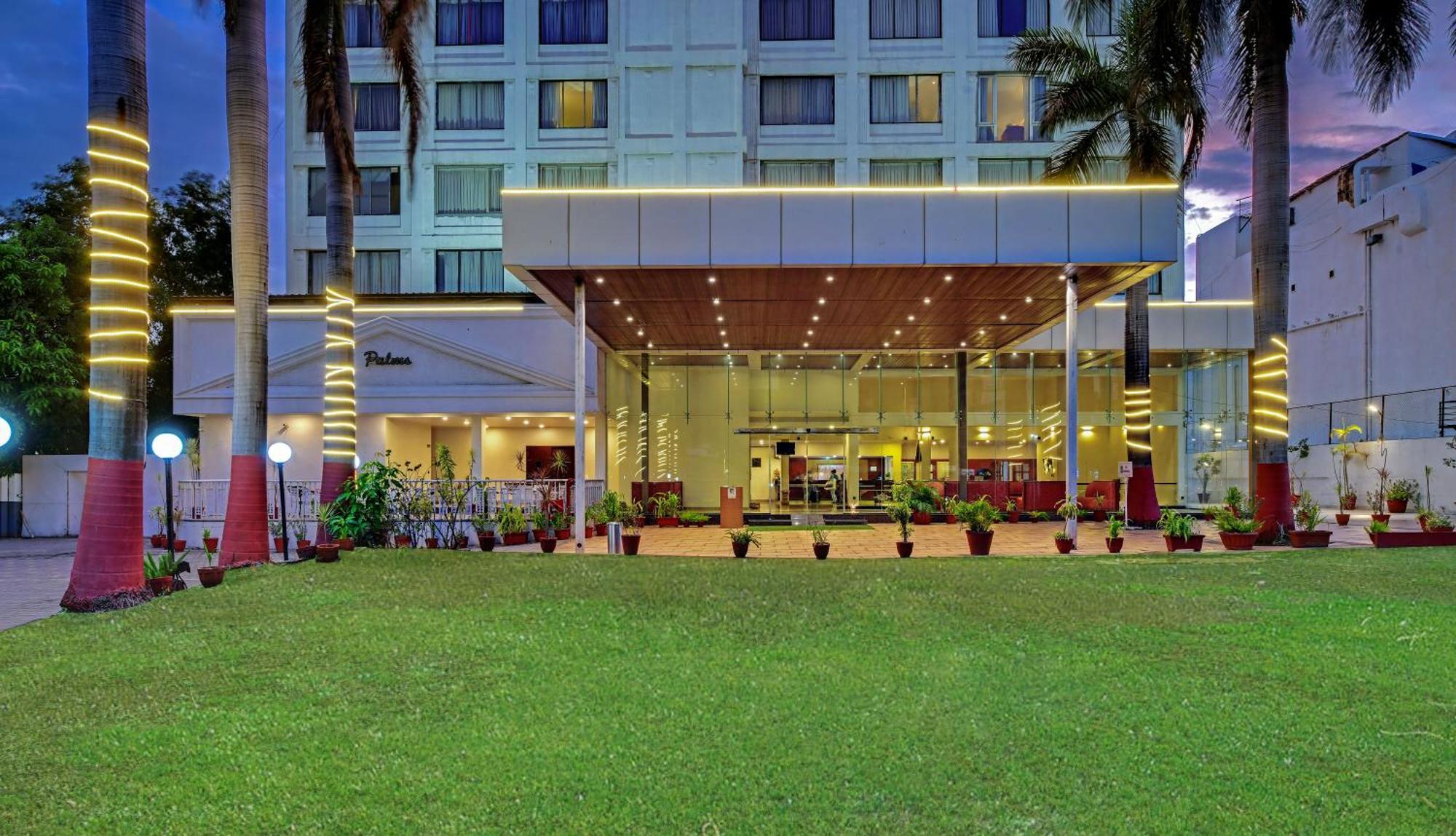 Quality Inn Regency, Nashik Bagian luar foto
