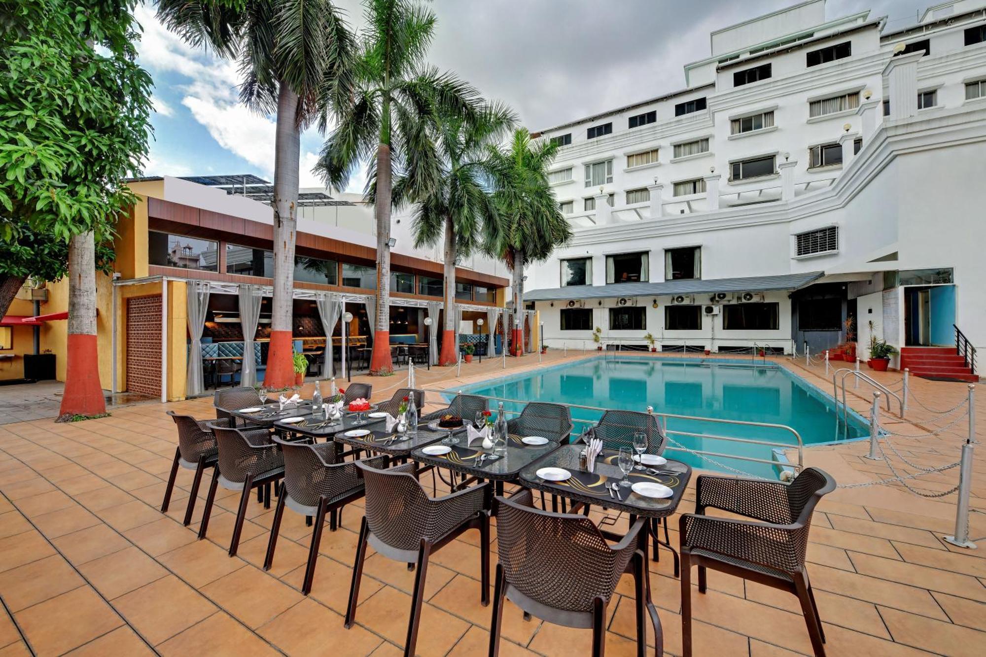 Quality Inn Regency, Nashik Bagian luar foto