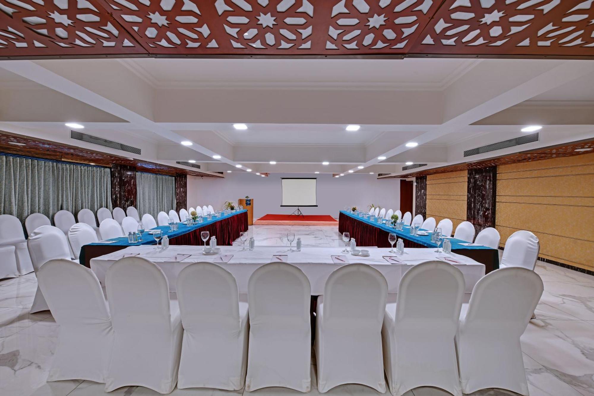 Quality Inn Regency, Nashik Bagian luar foto